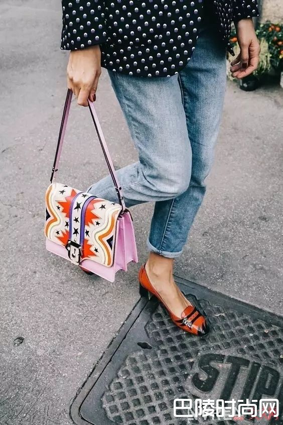 精致配饰更出彩_会穿衣一点都不难，十个法则穿出自己的风格