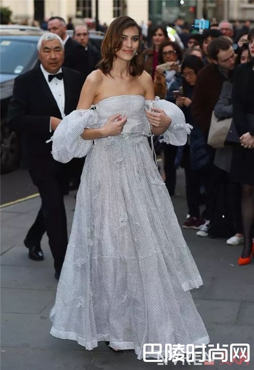 无肩带bra如何穿搭？_拥有这五件内衣 解决你夏天所有的穿衣烦恼