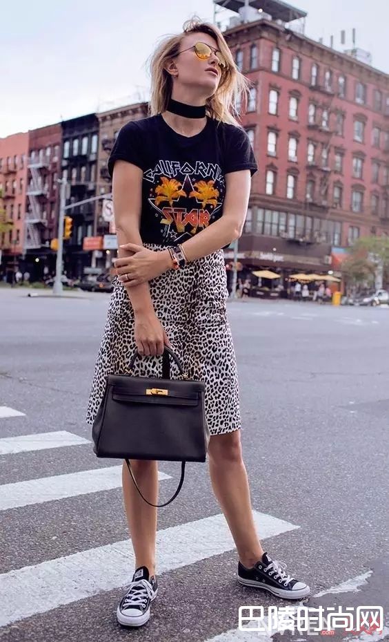 摇滚T搭配裙子_白T穿腻了，来件“摇滚T“燃爆你的夏天！