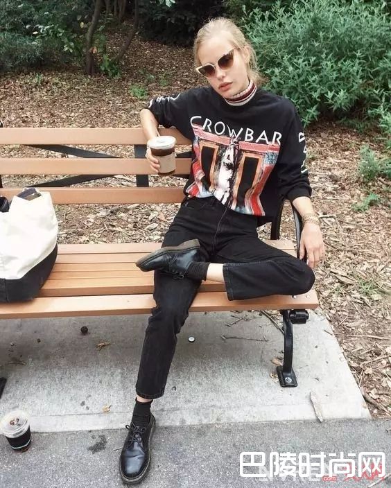 摇滚T配黑裤_白T穿腻了，来件“摇滚T“燃爆你的夏天！