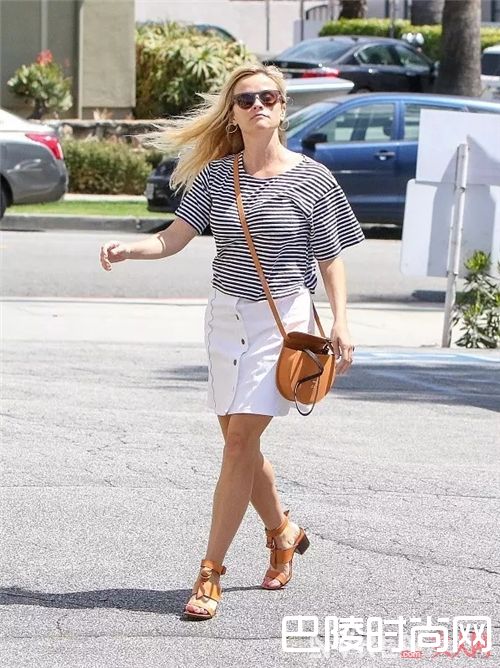 五分袖条纹T如何搭配？_姑娘 你需要一件长短袖来遮住你手臂的肉肉