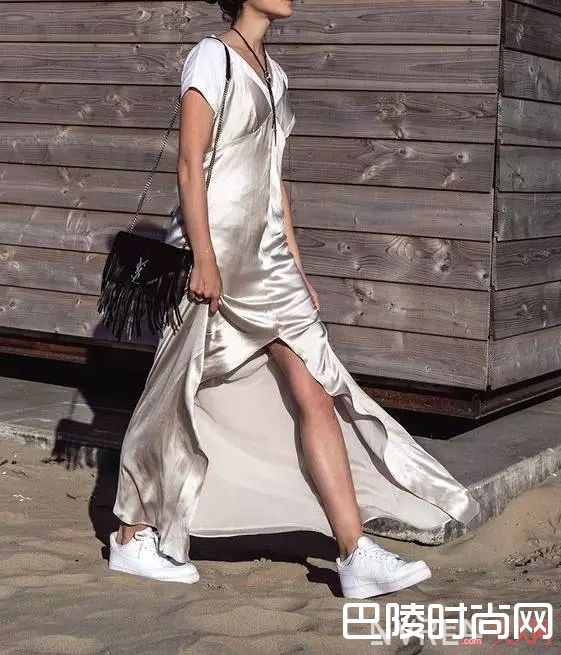 缎面吊带裙搭配_那一波莹润的光泽，是属于女人的质感