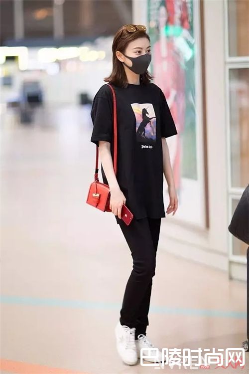 五分袖黑T与牛仔裤如何搭配？_姑娘 你需要一件长短袖来遮住你手臂的肉肉