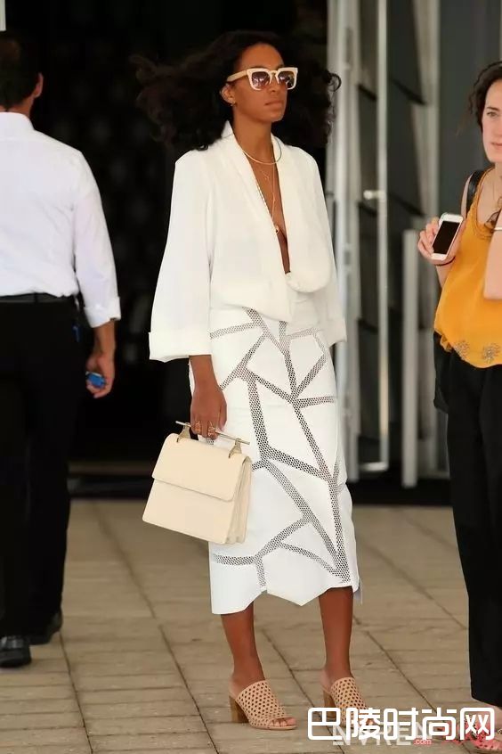 纯白色包包推荐_今年流行的包包，不止实用那么简单