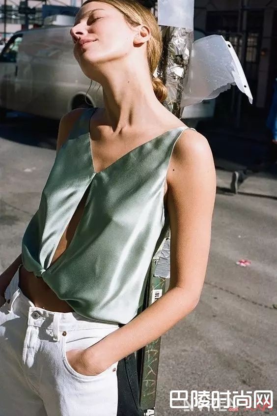 缎面吊带衫搭配_那一波莹润的光泽，是属于女人的质感