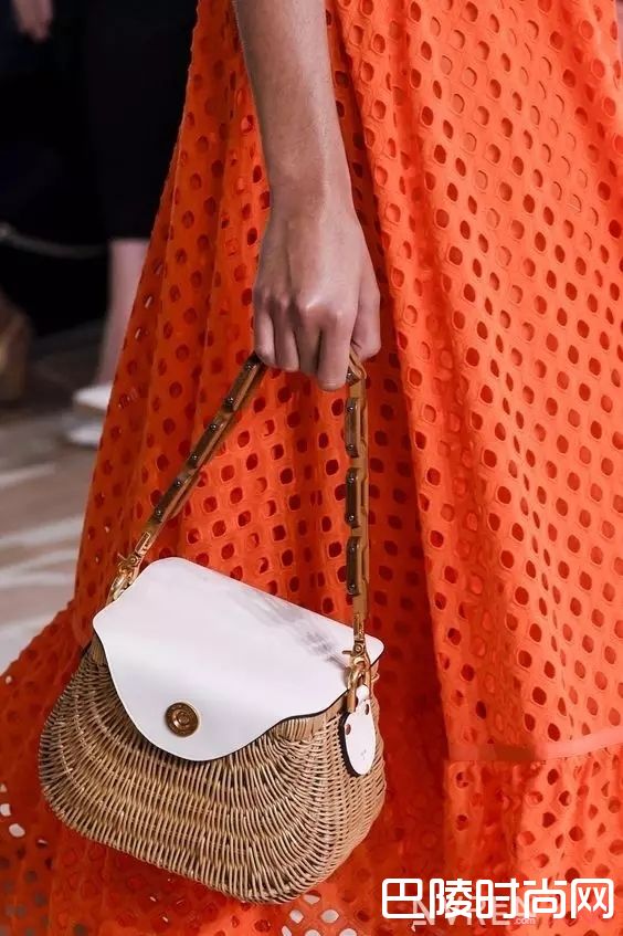 草编包推荐_今年流行的包包，不止实用那么简单