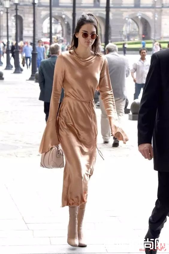 缎面连衣裙搭配_那一波莹润的光泽，是属于女人的质感