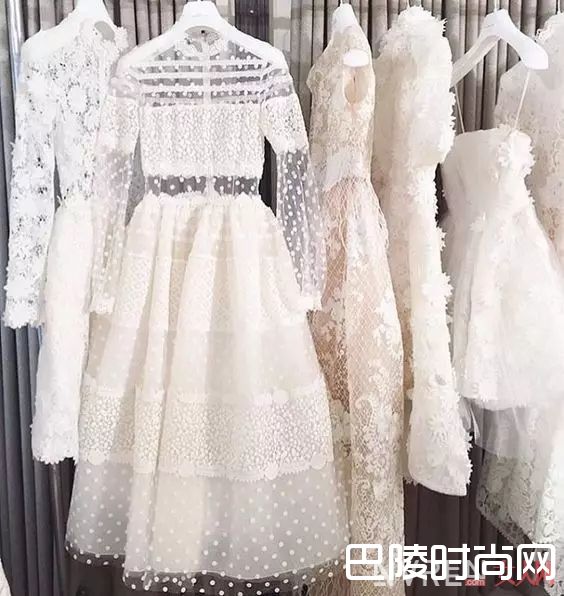 薄纱与轻柔面料_这些减龄穿搭 让你看起来又潮又年轻