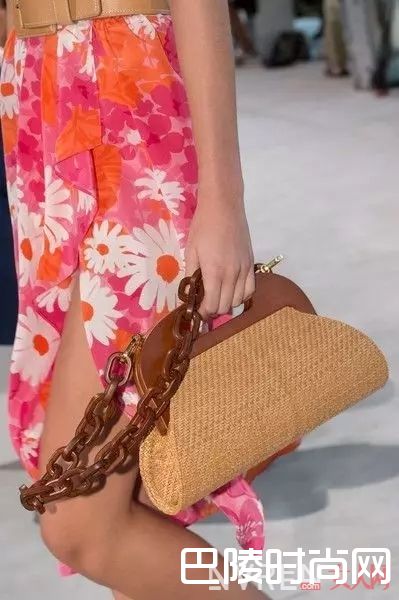 草编包推荐_今年流行的包包，不止实用那么简单