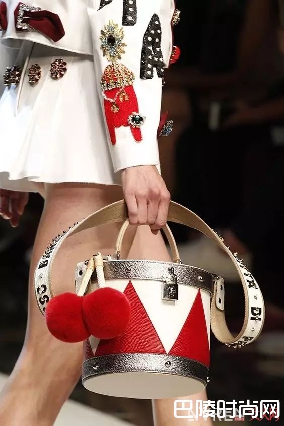 有哪些好看的圆形包包_今年流行的包包，不止实用那么简单