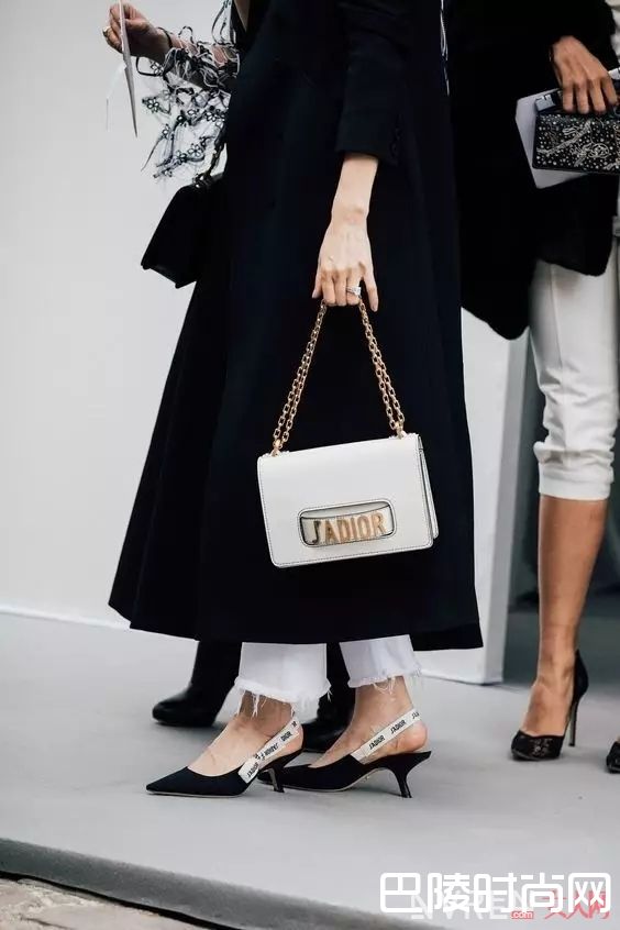 纯白色包包推荐_今年流行的包包，不止实用那么简单