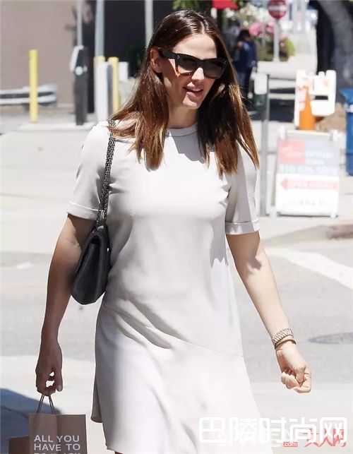 五分袖连衣裙如何搭配?_姑娘 你需要一件长短袖来遮住你手臂的肉肉