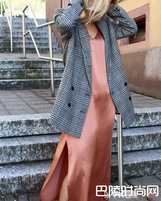 缎面吊带裙搭配_那一波莹润的光泽，是属于女人的质感