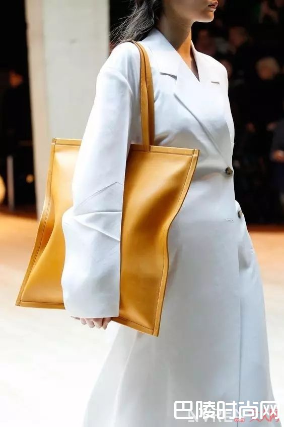 简洁款包包推荐_今年流行的包包，不止实用那么简单