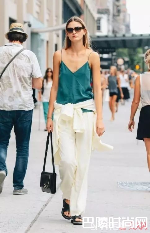 缎面吊带衫搭配_那一波莹润的光泽，是属于女人的质感