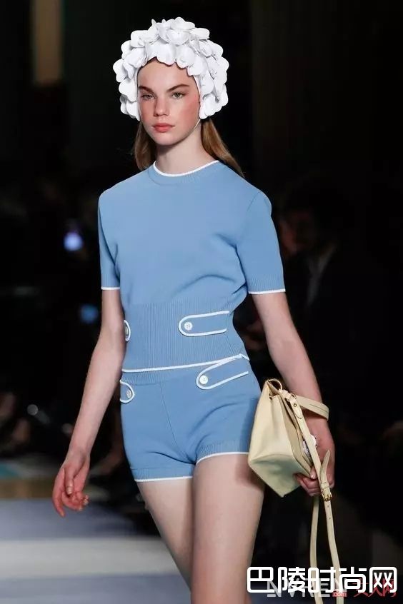 个性女孩服装品牌推荐_这些减龄穿搭 让你看起来又潮又年轻