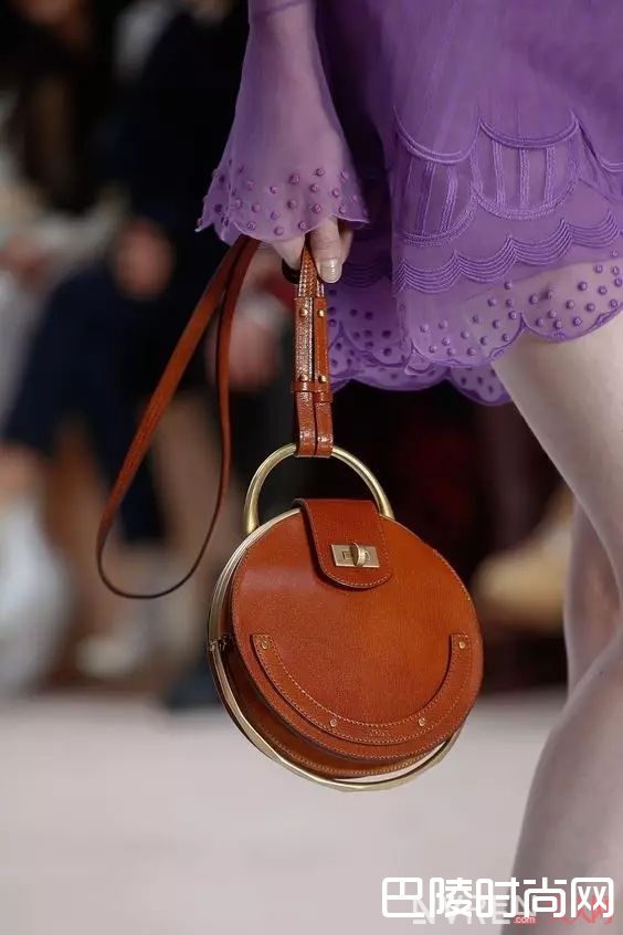 有哪些好看的圆形包包_今年流行的包包，不止实用那么简单
