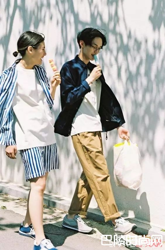 酷女孩元素_这些减龄穿搭 让你看起来又潮又年轻