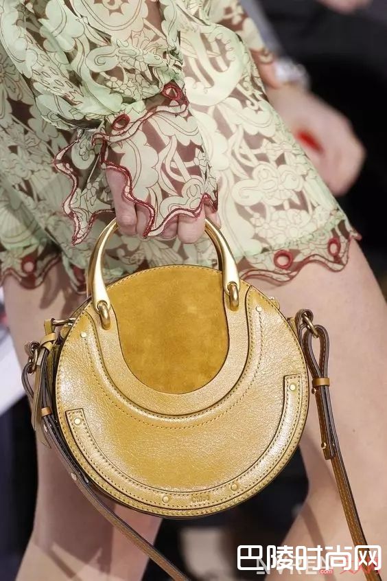 有哪些好看的圆形包包_今年流行的包包，不止实用那么简单