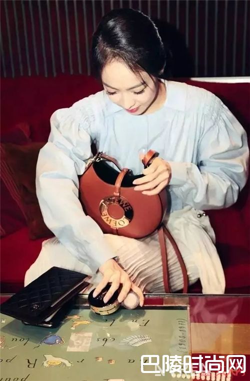 LOEWE包包推荐_不只是衣服 让你的包包也跟上夏天的步伐吧!