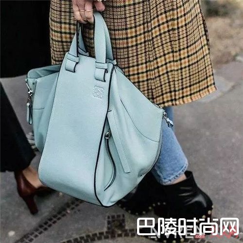 LOEWE包包推荐_不只是衣服 让你的包包也跟上夏天的步伐吧!