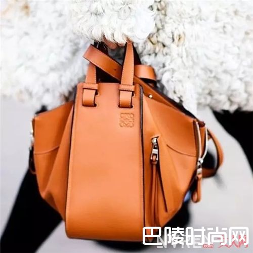LOEWE包包推荐_不只是衣服 让你的包包也跟上夏天的步伐吧!