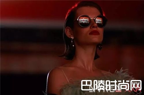 Prada几年有哪些墨镜？_浮夸到不行的大牌墨镜 也有低调简约款可以买！