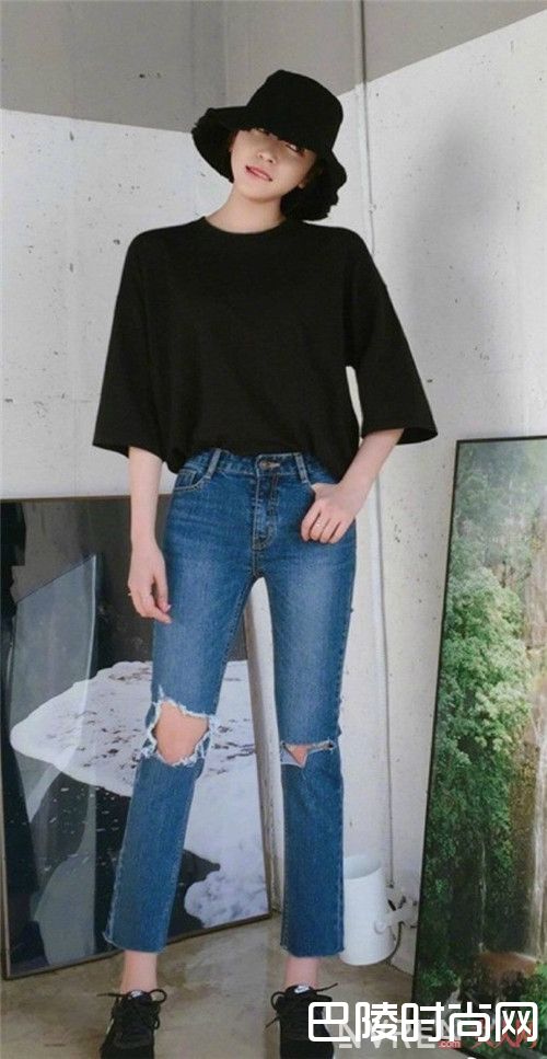 破洞牛仔裤+字母 T恤_干货！让你简约又大方的秘密其实很简单