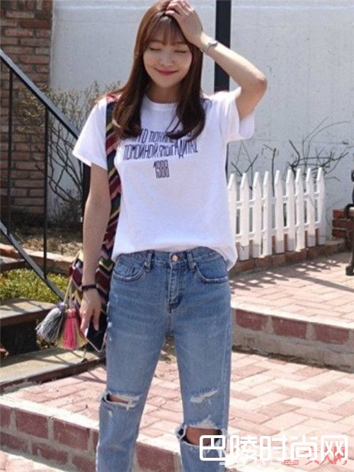 破洞牛仔裤+字母 T恤_干货！让你简约又大方的秘密其实很简单