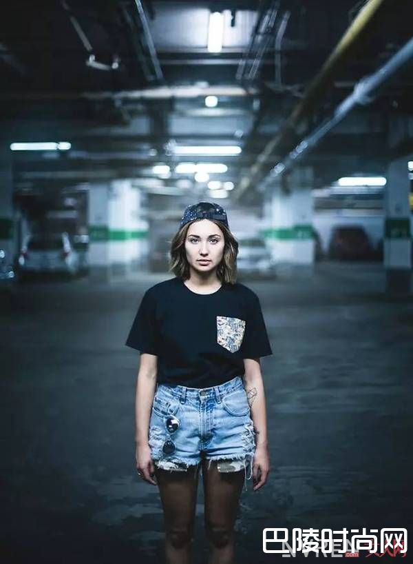 搭配面料硬挺的短裤_白T+短裤最基础的搭配也可以成为最潮的人