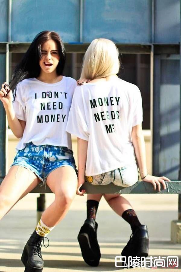 T恤多一些设计_白T+短裤最基础的搭配也可以成为最潮的人