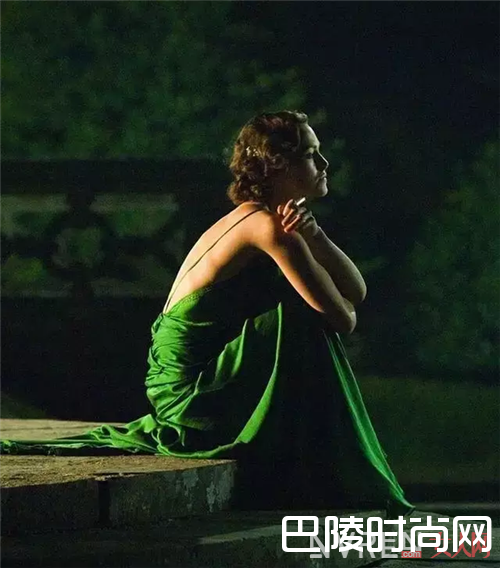 绿色裙装搭配_千篇一律不如来点绿 点缀夏日成为骄阳