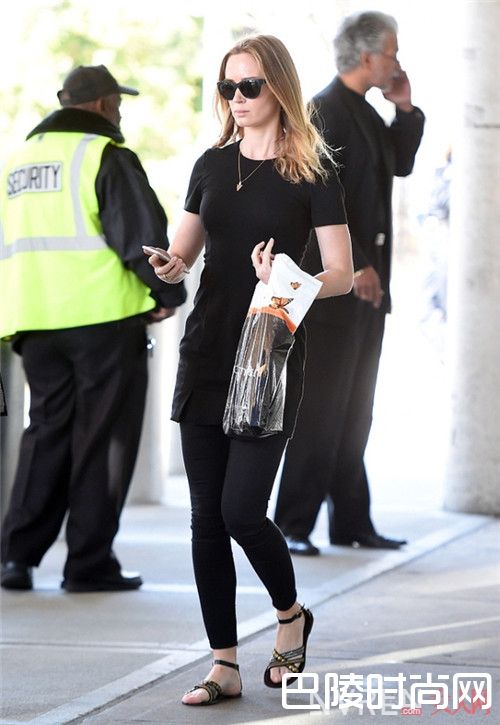 交叉带凉鞋介绍_平底鞋控福音！今年又美又漂亮的时髦款都在这