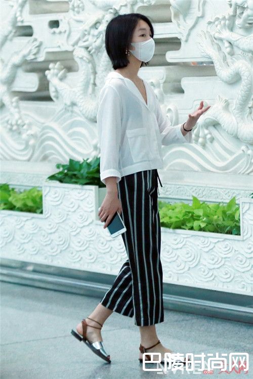 交叉带凉鞋介绍_平底鞋控福音！今年又美又漂亮的时髦款都在这