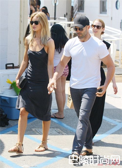 夹脚凉鞋介绍_平底鞋控福音!今年又美又漂亮的时髦款都在这