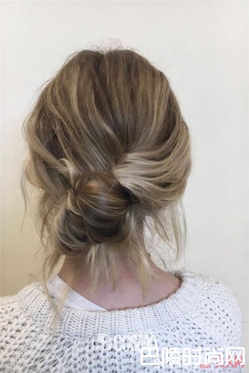 香蕉丸子头的特点是什么_时装潮人都爱的香蕉丸子头 你知道怎么绑潮流吗？