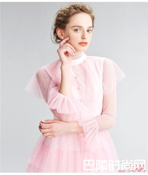 Loewe2017泡泡袖仙女裙简介_夏季潮流好看又不贵的仙女裙 怎么穿飘逸美艳撩人心?