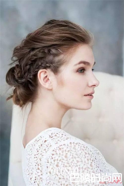 香蕉丸子头的特点是什么_时装潮人都爱的香蕉丸子头 你知道怎么绑潮流吗？