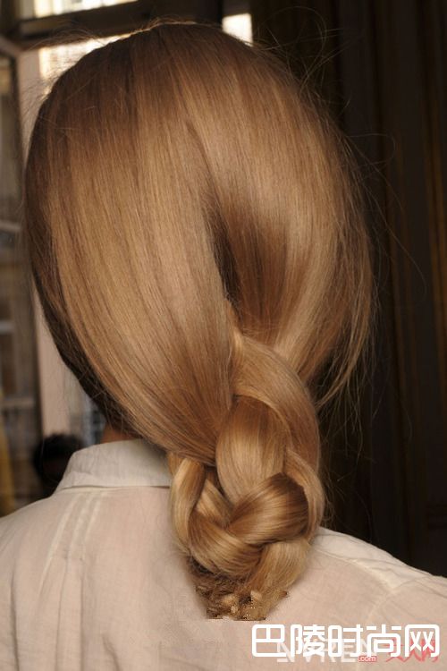 香蕉丸子头有什么步骤_时装潮人都爱的香蕉丸子头 你知道怎么绑潮流吗？