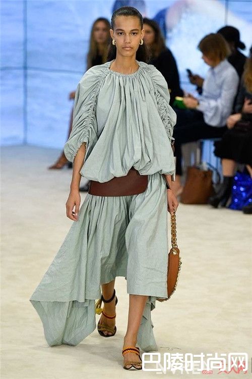 Loewe2017泡泡袖仙女裙简介_夏季潮流好看又不贵的仙女裙 怎么穿飘逸美艳撩人心?
