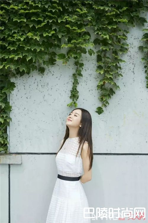 白色裙装怎样搭配显高？_女神的衣柜里 都有一件气质还百搭的小白裙