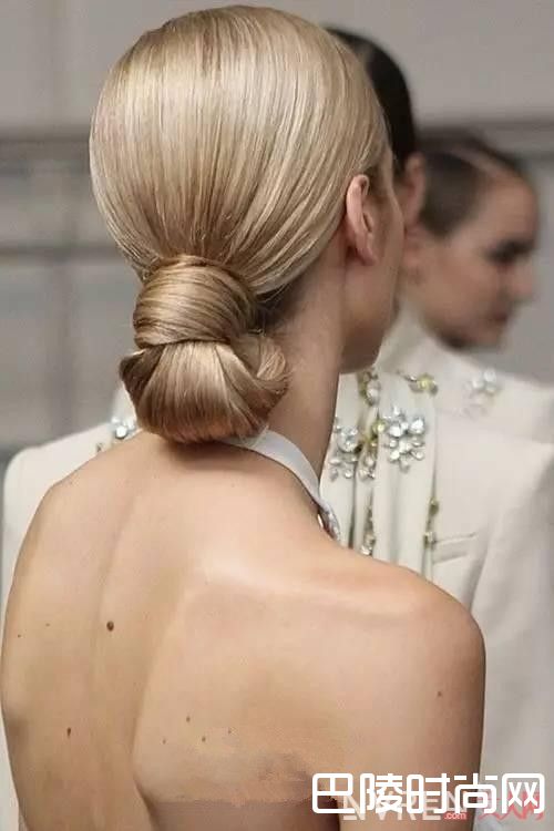 什么叫香蕉丸子头_时装潮人都爱的香蕉丸子头 你知道怎么绑潮流吗？