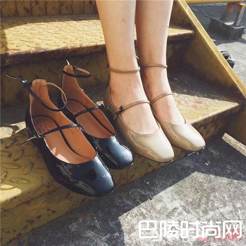 玛丽珍鞋怎么穿出浪漫复古感觉_今夏平底鞋流行清单:六款新潮平底鞋随意搭出潮流美女范