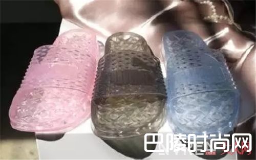 澡堂拖如何搭配？_这个夏天最IN的实用单品 美的人已经入手了