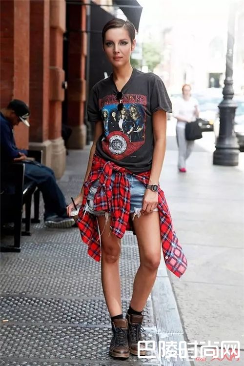 摇滚T如何搭配？_这个夏天最IN的实用单品 美的人已经入手了