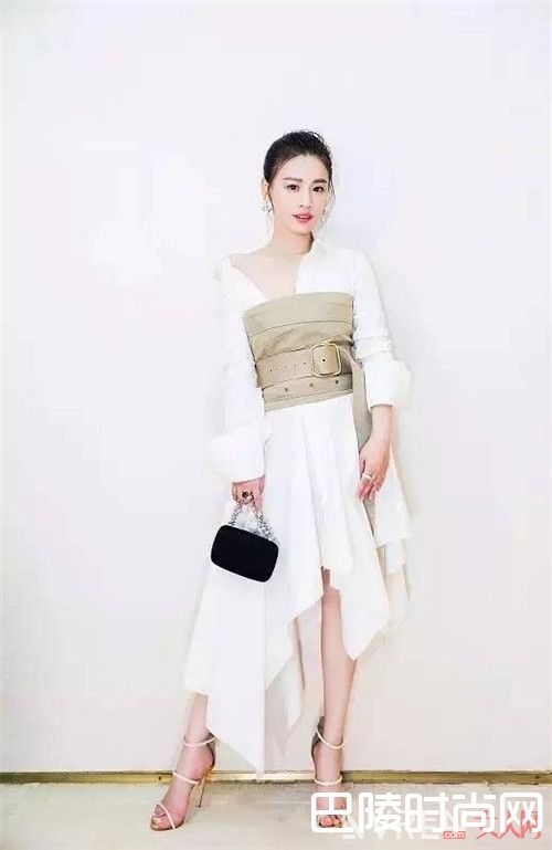 衬衫腰封怎么穿_纳尼？随时转换风格一件衬衫就可以了？