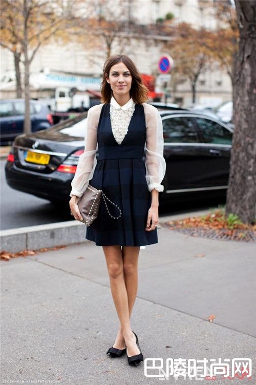 尖头平底鞋怎么搭配性感迷人_今夏平底鞋流行清单:六款新潮平底鞋随意搭出潮流美女范