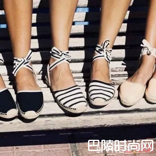 小白鞋是平底鞋的时尚潮流吗_今夏平底鞋流行清单:六款新潮平底鞋随意搭出潮流美女范