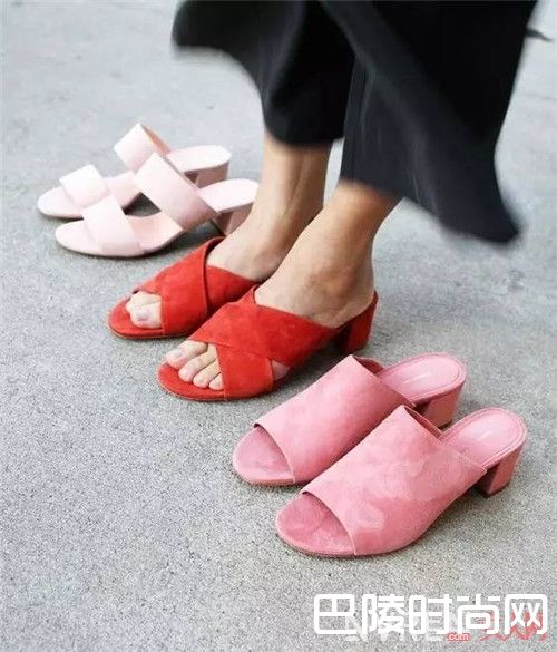 穆勒鞋舒适时髦吗_今夏平底鞋流行清单:六款新潮平底鞋随意搭出潮流美女范