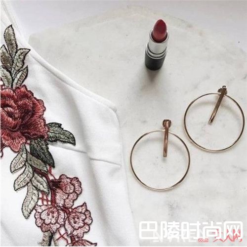 Eshvi是什么_看完这些耳环 打耳洞的痛算什么